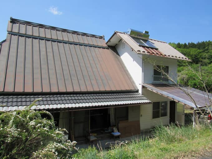 庄原市 3050 坂の上にある二階建ての物件です。
