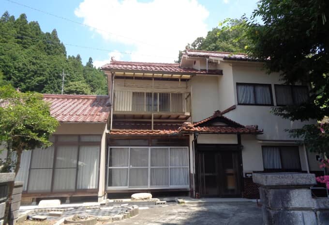 安芸太田町 336 閑静な住宅街の奥、きれいなガレージ付きの物件です