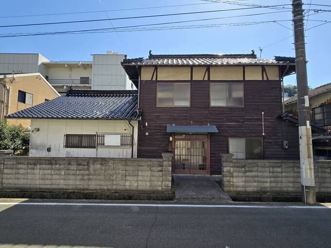 世羅町1-33　町中にある庭付き・カーポート付きの家