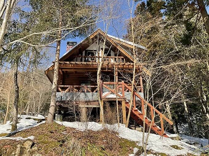 木のぬくもりたっぷり！立派な薪ストーブ付きの本格ログハウス