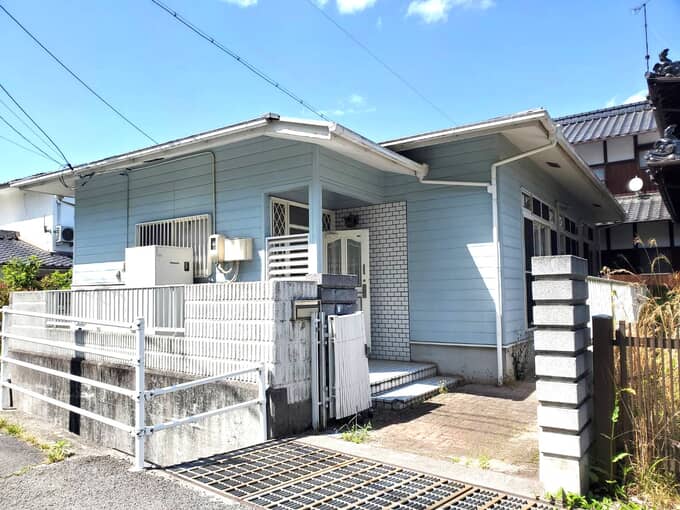 竹原市　211　納戸があるので、季節外れの洋服などを分けて収納する事ができます。